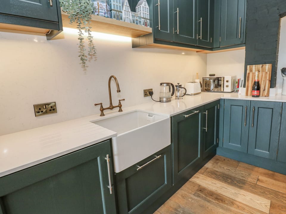 Fridge, microwave, dishwasher, cookware/dishes/utensils