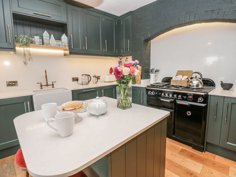 Fridge, microwave, dishwasher, cookware/dishes/utensils