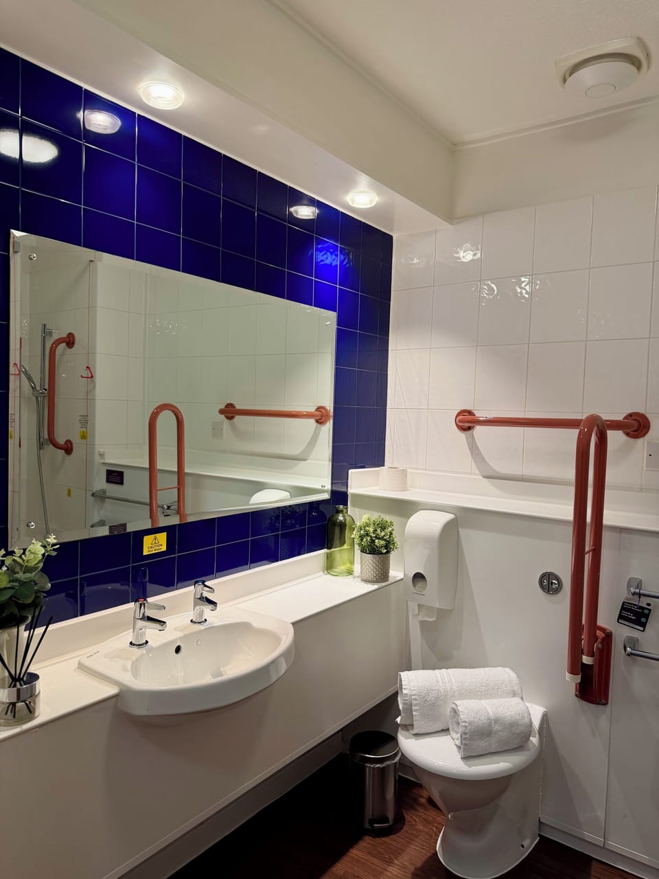 Combined shower/tub, free toiletries, hair dryer, towels