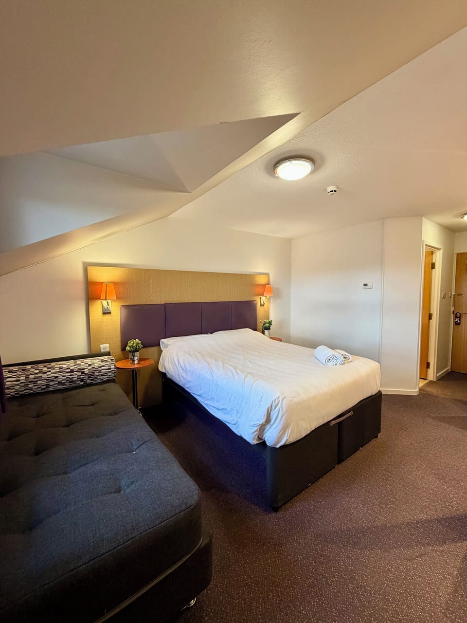 Premier Twin Room | Desk, laptop workspace, iron/ironing board, free WiFi