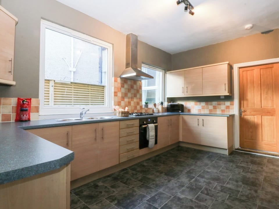 Cottage | Private kitchen | Fridge, microwave, toaster, cookware/dishes/utensils