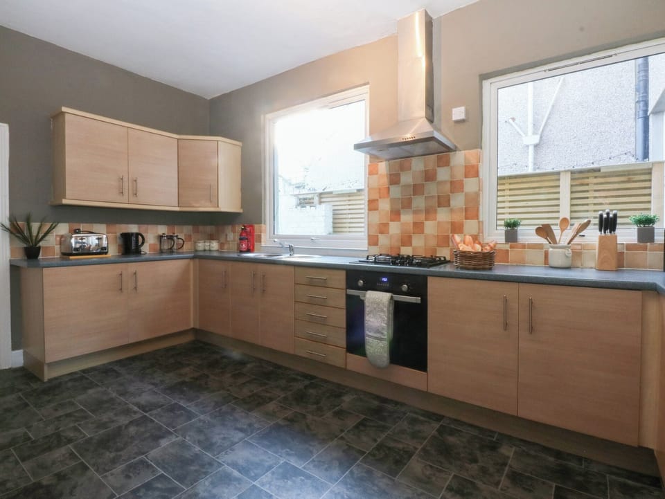 Cottage | Private kitchen | Fridge, microwave, toaster, cookware/dishes/utensils