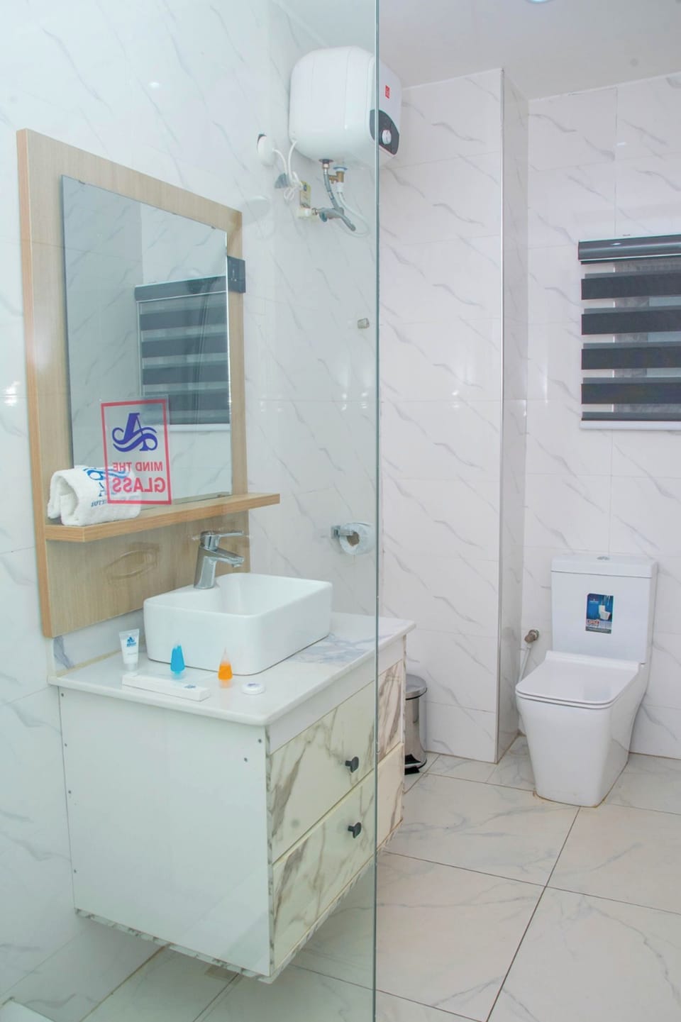 Deluxe Room | Bathroom | Shower, rainfall showerhead, slippers, towels