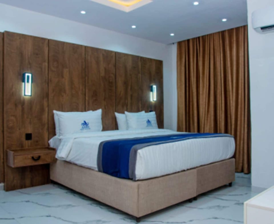 Executive Suite | Egyptian cotton sheets, premium bedding, pillowtop beds, in-room safe