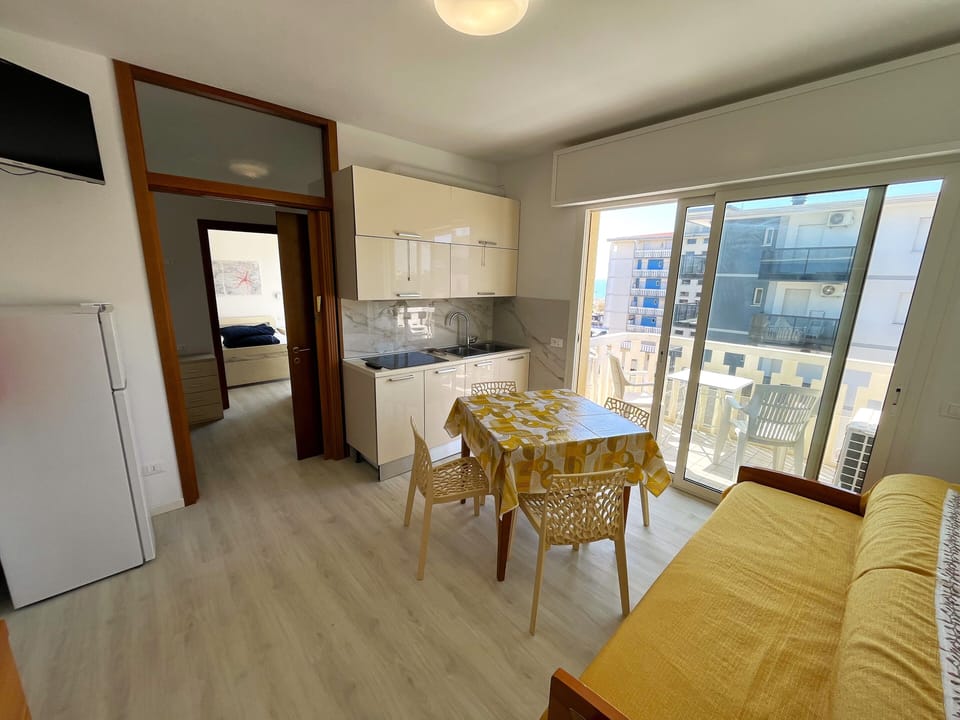 Apartment, 1 Bedroom, Balcony, City View | Dining room