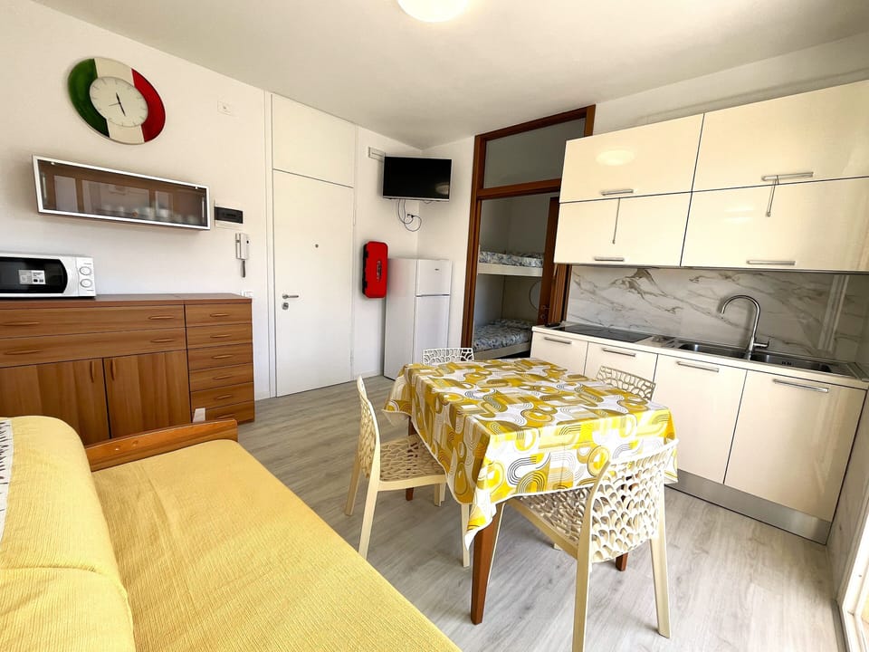 Apartment, 1 Bedroom, Balcony, City View | Dining room