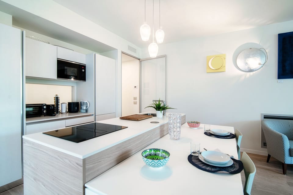 Apartment, Mountain View | Private kitchen | Full-size fridge, microwave, oven, stovetop
