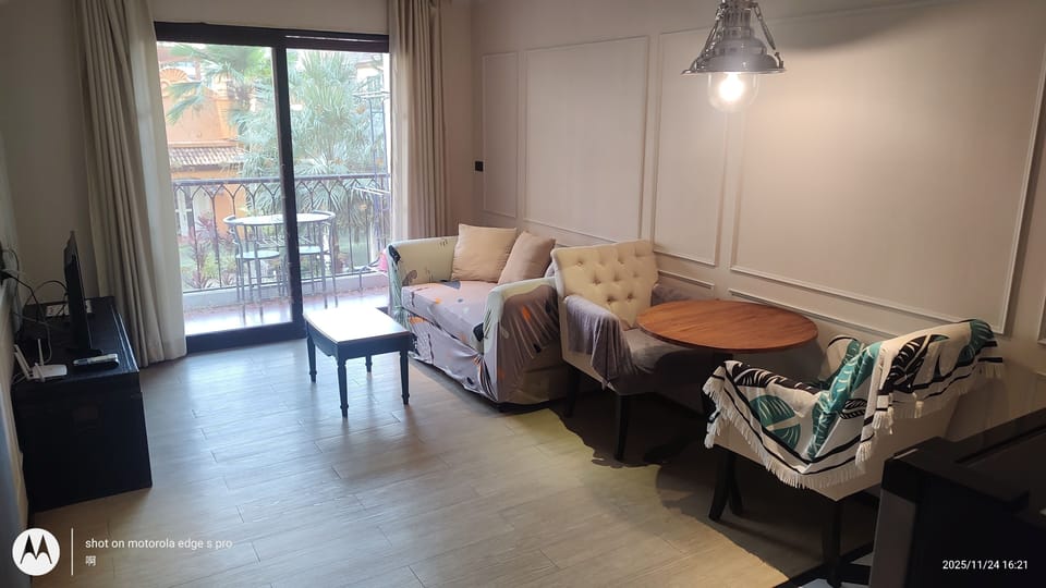 Apartment, 1 Bedroom, Smoking, Balcony | Living room