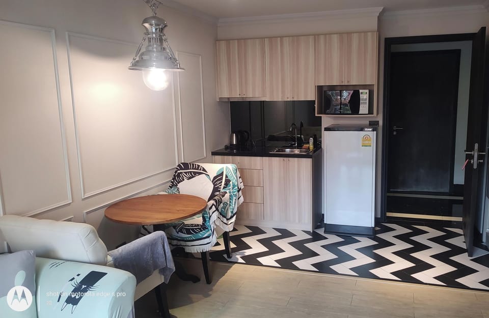 Apartment, 1 Bedroom, Smoking, Balcony | Living room