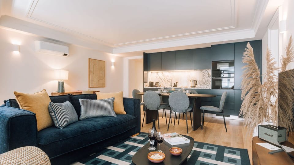 A fully equipped designer kitchen wrapped in deep tones and marble textures—perfect for effortless nights in.

#AndoLivingLisbon #SantosLife #LuxuryApartments #CityRetreat