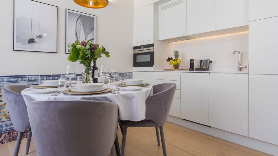 Streamlined design and warm tones create the perfect spot for relaxed meals — where functionality meets elegance.

#AndoLiving #KitchenInspo #ModernComfort #EatInStyle