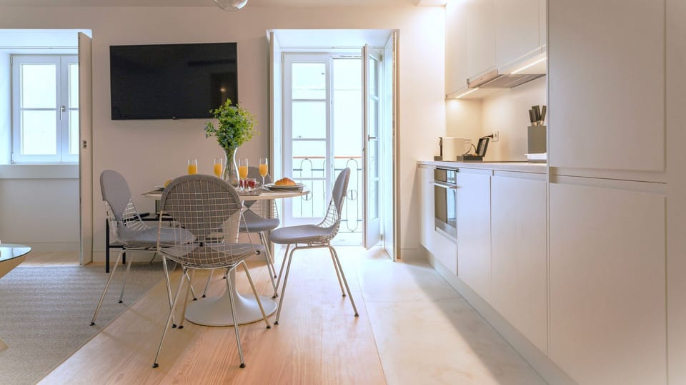 A welcoming space to gather, share a delicious meal, and create lasting memories together.

#AndoLiving
#LisbonLiving
#HomeMoments
#PortugalHomes