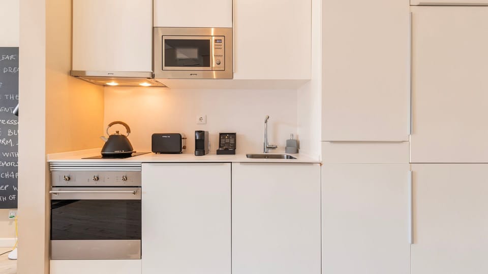 Prepare meals with ease in this modern kitchenette, featuring all the essentials you need.
#quality #mealprep #modern #kitchenette #portugal #pt #lisbon