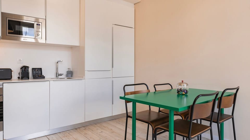 The kitchenette offers a smart, functional layout with modern appliances for easy meal prep.
#quality #modern #kitchenette #portugal #pt #lisbon