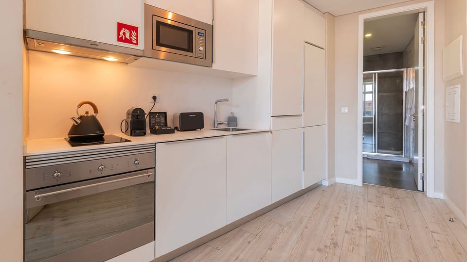 Prepare meals with ease in the sleek kitchenette, featuring all the essentials you need.
#quality #mealprep #modern #kitchenette #portugal #pt #lisbon