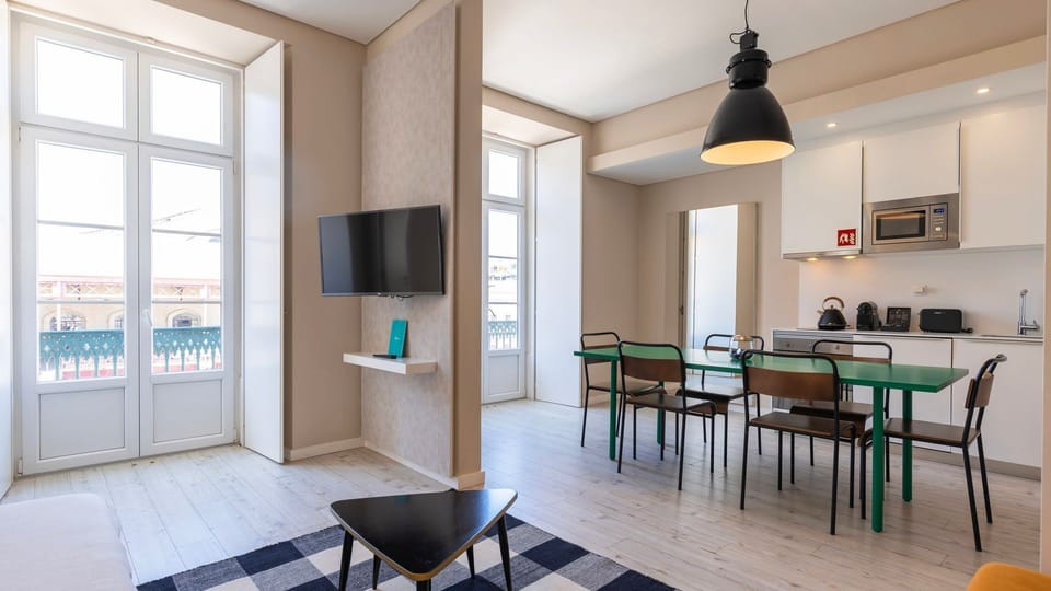 With its sleek design and abundant natural light, this studio is the ideal space for your city getaway.
#modern #style #design #portugal #pt #lisbon