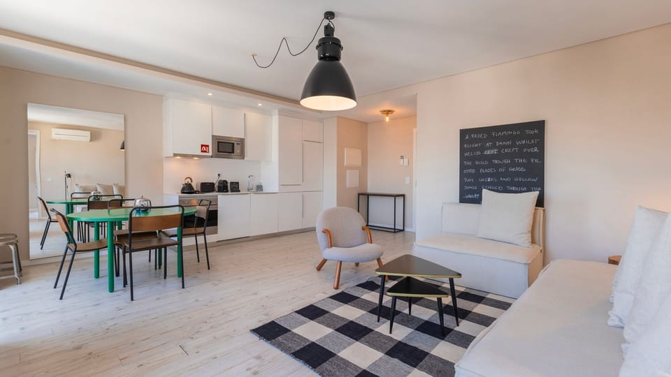 With its sleek design and abundant natural light, this studio is the ideal space for your city getaway.
#modern #style #design #portugal #pt #lisbon