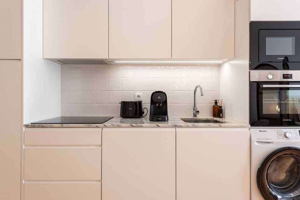 Despite its compact size, this fully equipped kitchenette has everything you need to create delicious meals.

#FullyEquipped #SmartKitchen #ModernLiving #UrbanComfort