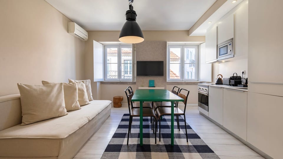 Experience city living in this modern, airy apartment, filled with light and thoughtful design.
#design #modern 3decor #portugal #pt #lisbon