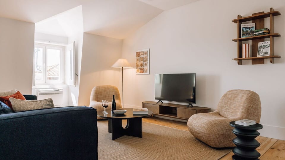 Contemporary elegance meets comfort in this bright space, perfect for relaxing and hosting. Details that truly matter.
#AndoLiving 
#InteriorDesign
#LuxuryComfort
#LisbonLiving