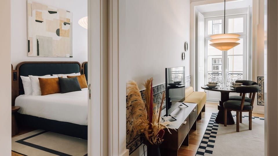 Enjoy your meals in this elegantly decorated living area, with direct access to the bedroom.
#elegance #comfort #portugal #pt #lisbon