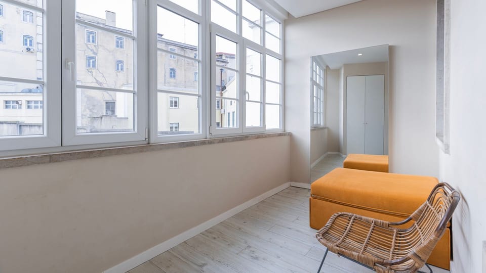 Relax in a stylish studio with large windows showcasing Lisbon's best view.
#cityview #sunlight #modern #relax #portugal #pt #lisbon