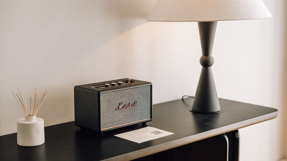 More than just a desk—a stylish setup for music, mood, and quiet inspiration. The kind of space that makes everyday moments feel curated.
#CreativeCorners #DesignMoments #LisbonStay #Portugal #PT #LovelyStay