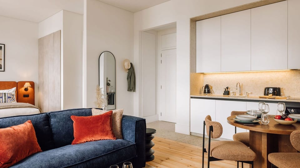 Contemporary elegance meets comfort in this bright space, perfect for relaxing and hosting. Details that truly matter.
#AndoLiving
#InteriorDesign
#LuxuryComfort
#LisbonLiving