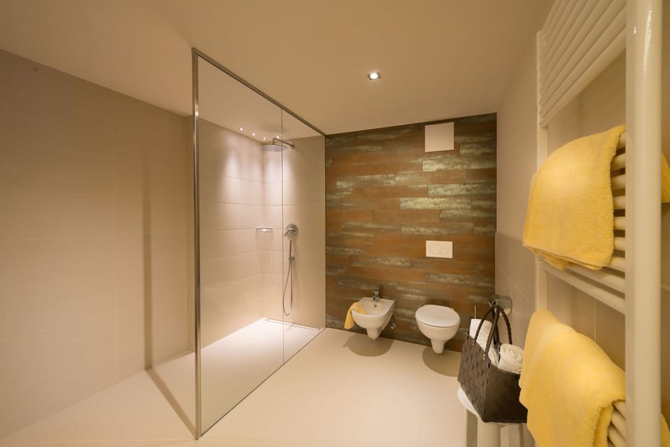 Family Room, Non Smoking, Courtyard View | Bathroom | Shower, free toiletries, hair dryer, bathrobes