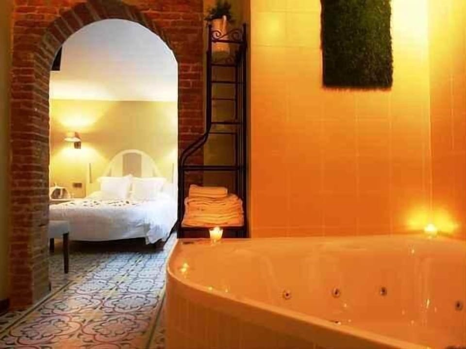 Suite, Hot Tub, Garden View (El bosque) | Minibar, in-room safe, desk, blackout drapes