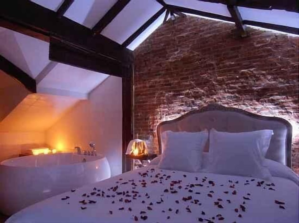 Suite, Hot Tub, Garden View (El torreon) | Minibar, in-room safe, desk, blackout drapes