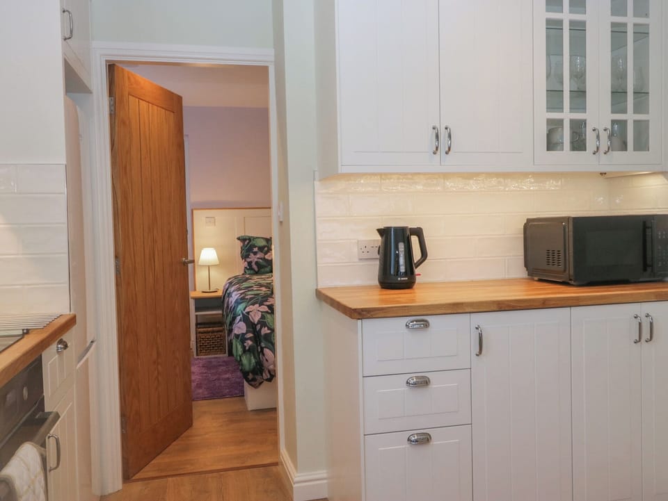 Dishwasher, cookware/dishes/utensils