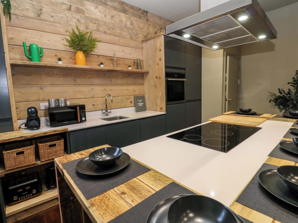 Cottage | Private kitchen | Fridge, dishwasher, cookware/dishes/utensils