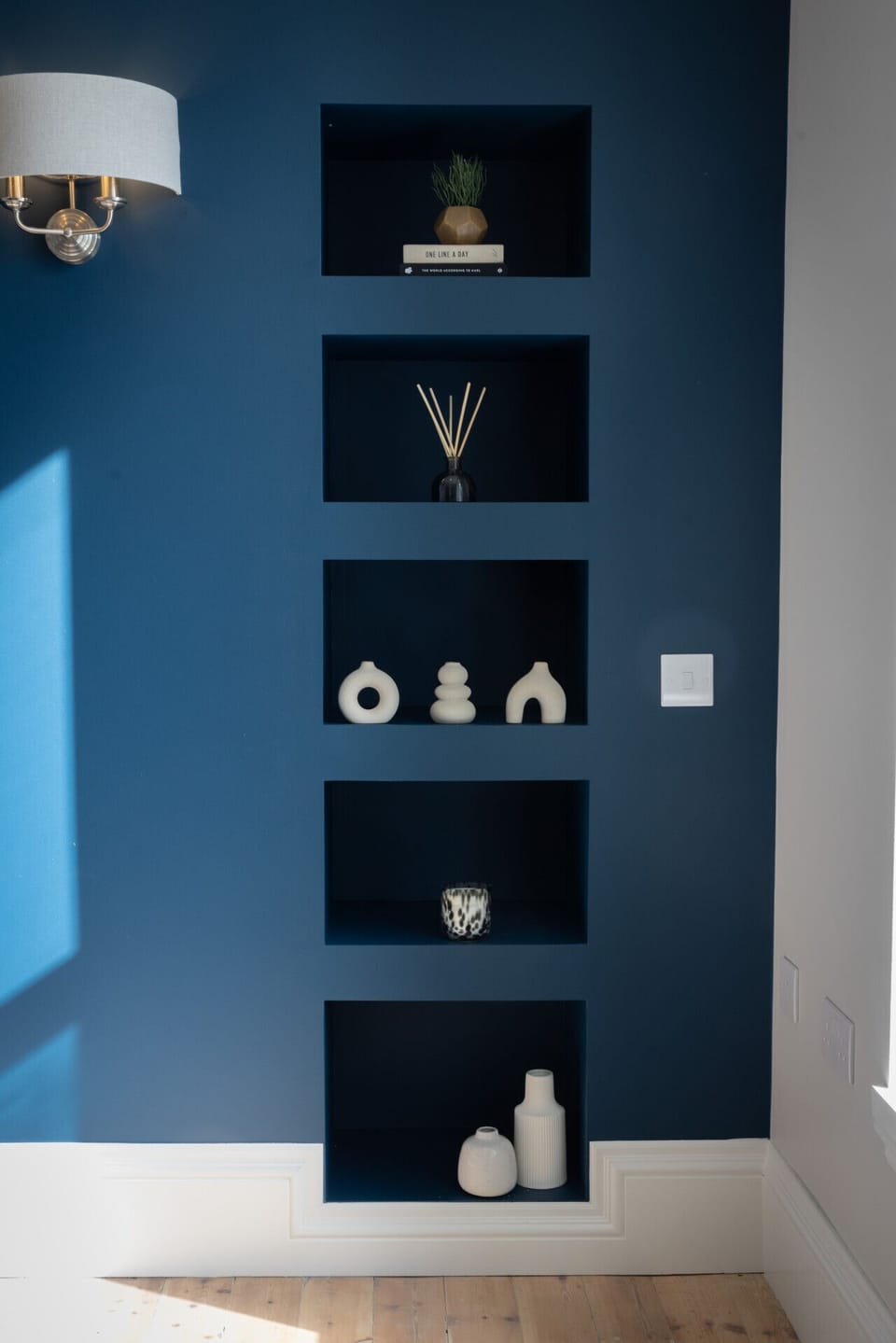 Built-in shelves with décor