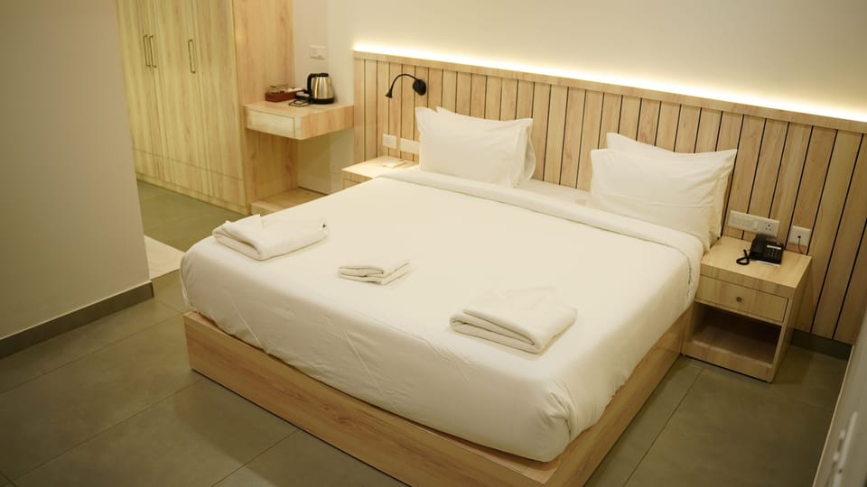 Comfort Studio, City View | Desk, laptop workspace, free WiFi, bed sheets