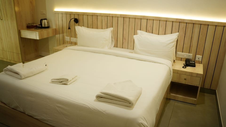 Comfort Studio, City View | Desk, laptop workspace, free WiFi, bed sheets
