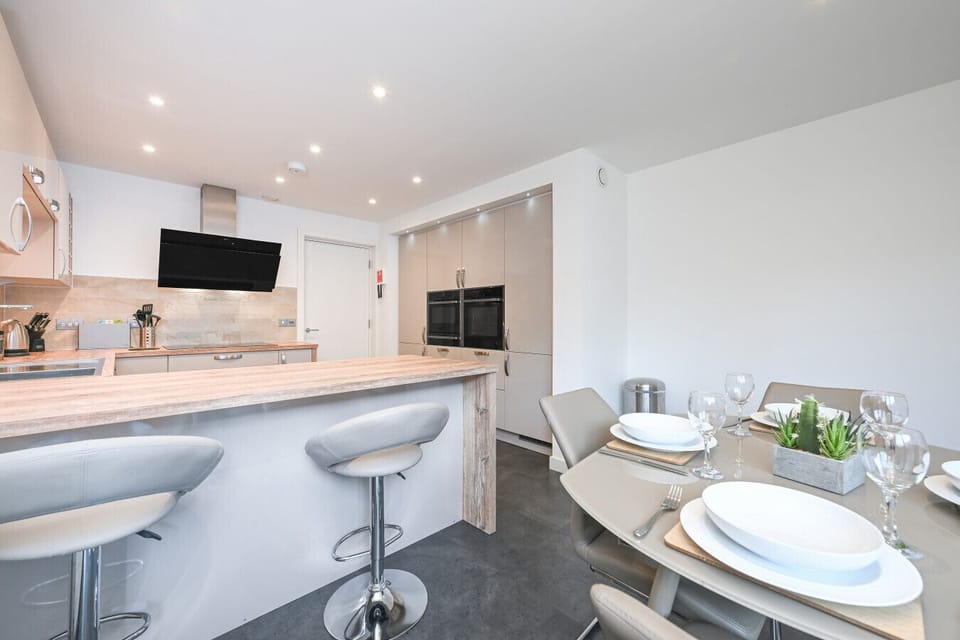 Open plan kitchen and dining area