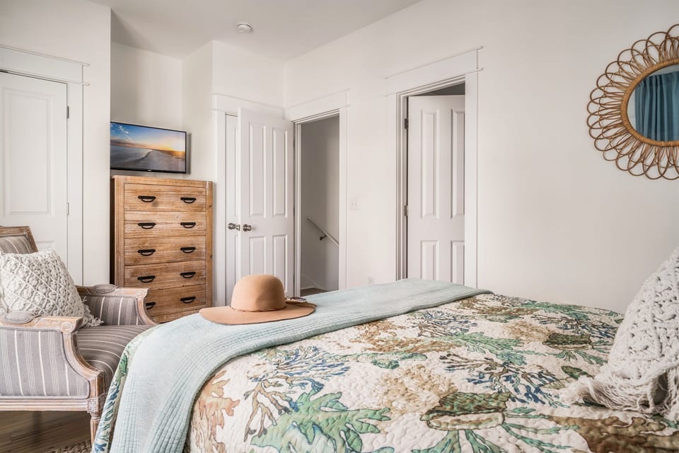 [2nd Bedroom] Dive into dreamland in our Queen Bedroom