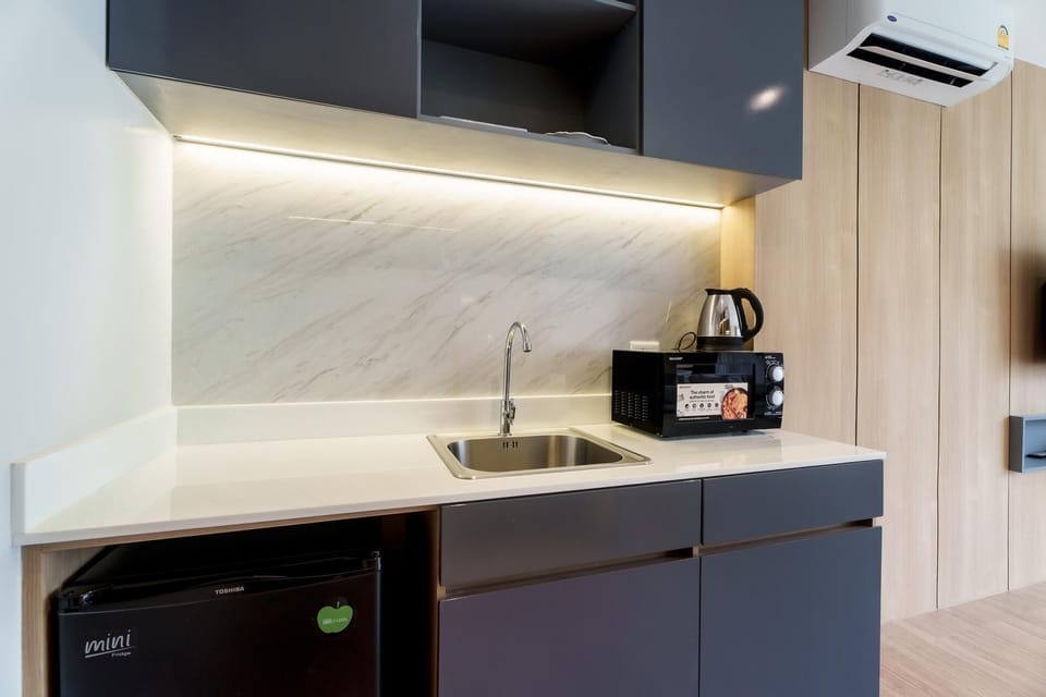Apartment (0 Bedroom) | Private kitchen | Microwave