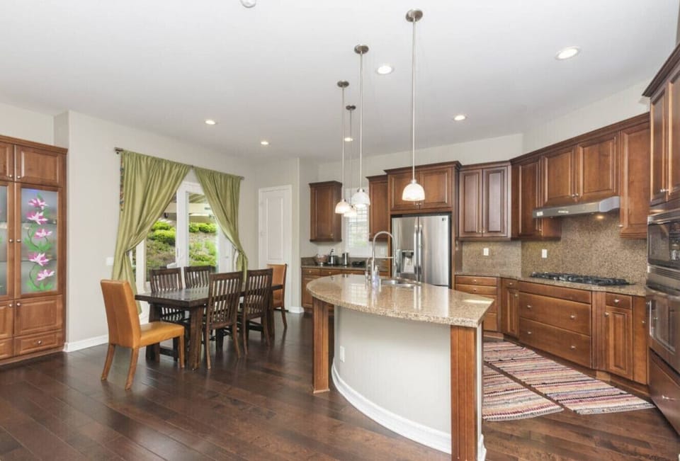 Full Kitchen/Dining Area