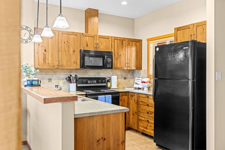 Cook with ease in the fully equipped kitchen