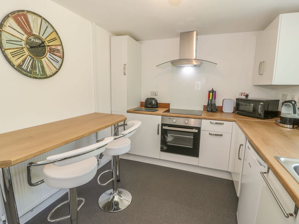 Fridge, dishwasher, cookware/dishes/utensils