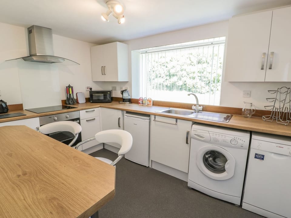 Fridge, dishwasher, cookware/dishes/utensils