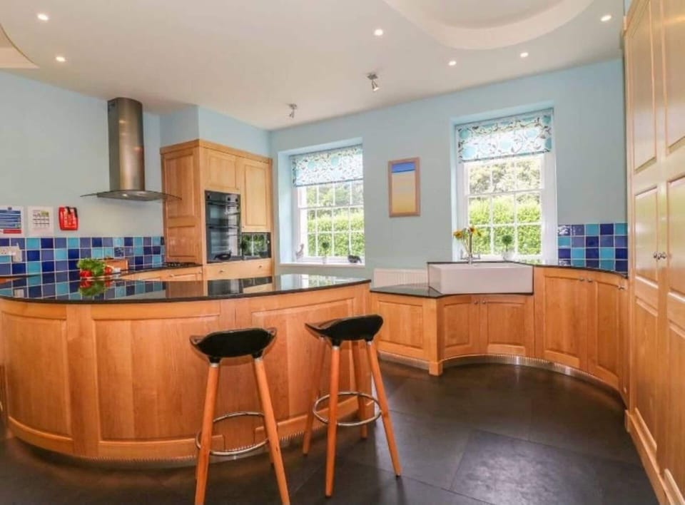 Cottage | Private kitchen | Dishwasher, cookware/dishes/utensils