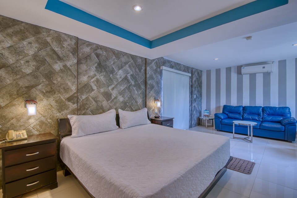 Junior Room, 1 King Bed | Desk, iron/ironing board, WiFi (free), bed sheets