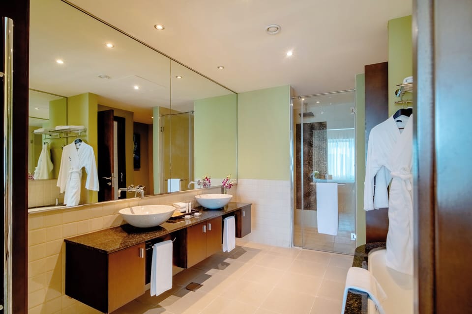 Executive Suite | Bathroom | Separate tub and shower, rainfall showerhead, free toiletries