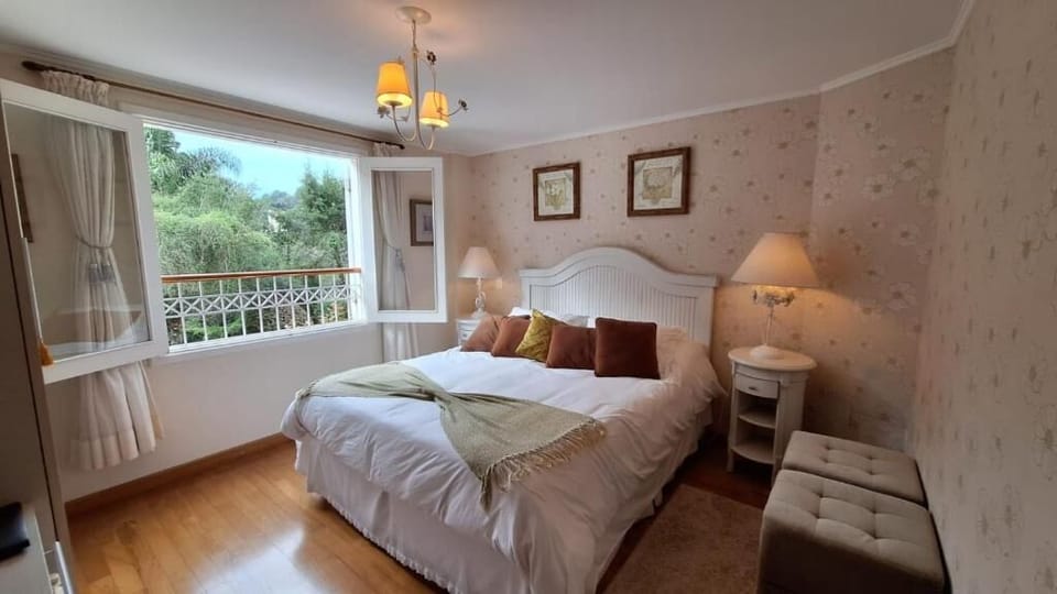 Deluxe Room, 1 Queen Bed, Non Smoking, Garden View
