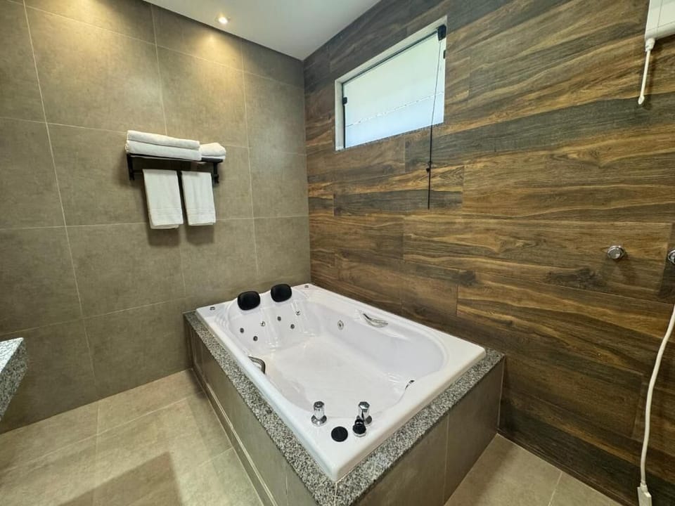 Suíte Queen com Banheira de Hidromassagem | Bathroom | Bidet