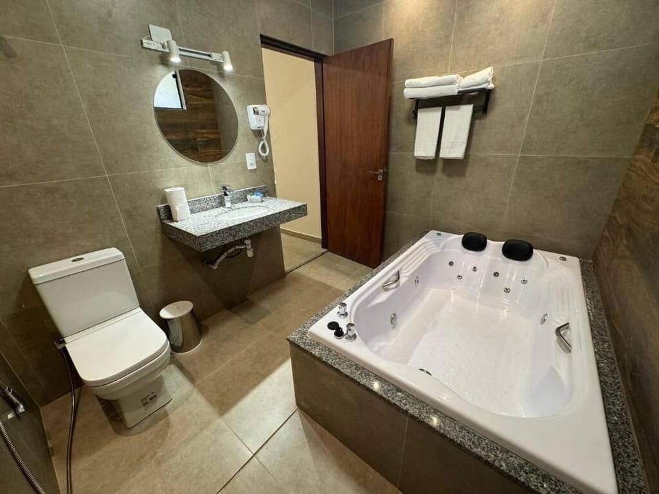 Suíte Queen com Banheira de Hidromassagem | Bathroom | Bidet
