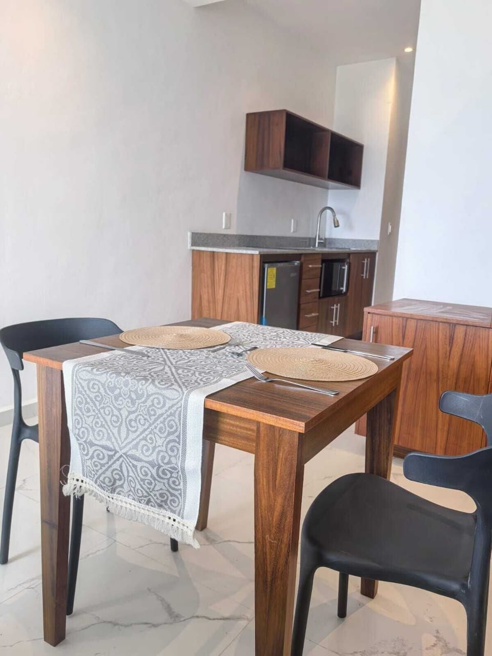 Desk, soundproofing, free WiFi